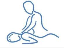 Homem faz massagem a casal