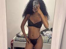 Africana bi sozinha ou com namorado